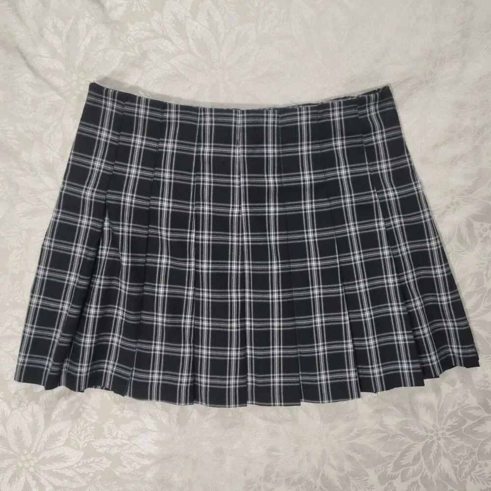 H&M Divided Plaid Pleated Mini Skirt Black White Side Zip Size 6 Academic Goth